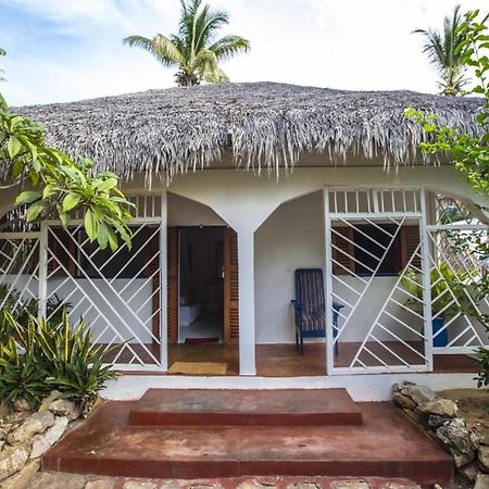 Chez Maggie Hotel & Restaurant Morondava Esterno foto