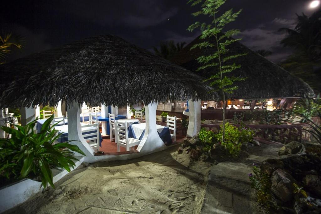 Chez Maggie Hotel & Restaurant Morondava Esterno foto