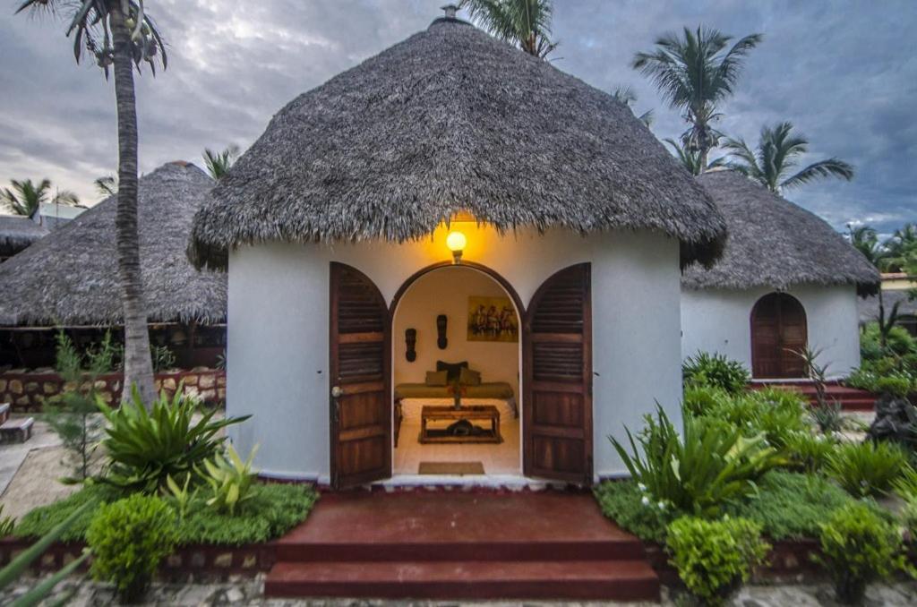 Chez Maggie Hotel & Restaurant Morondava Esterno foto