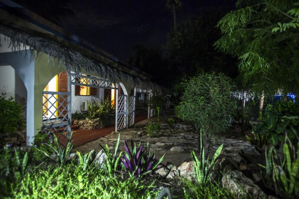 Chez Maggie Hotel & Restaurant Morondava Esterno foto